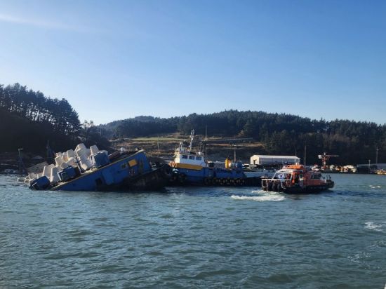 완도군 청산도 도청항 인근 해상에서 테트라포트 800톤을 싣고 항행하던 바지선이 암초와 접촉해 침수되는 사고가 발생했다. 완도해경 제공