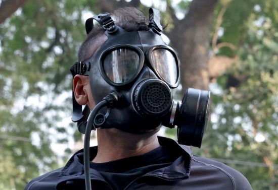 인도 뉴델리의 일부 시민은 보건용 마스크뿐 아니라 방독면까지 착용한 채 시위에 참여하고 있다. 로이터연합뉴스