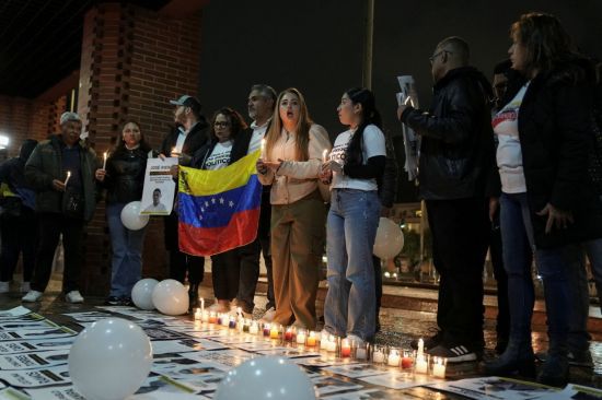 베네수엘라 야권 지도자 마차도의 지지자들이 지난 10월 11일 콜롬비아 보고타에서 노벨평화상 수상을 축하하기 위해 모였다. 로이터연합뉴스