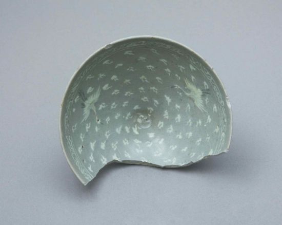 마도2호선에서 출수한 '청자 구름 학 무늬 완'