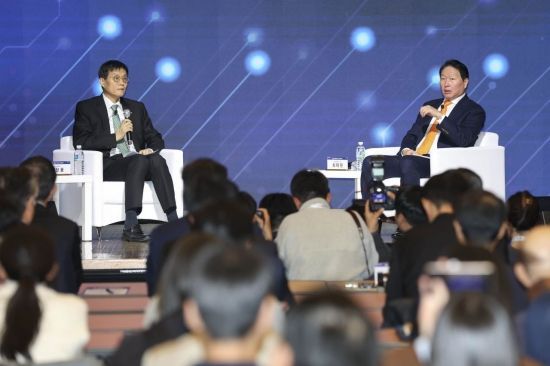 최태원 대한상공회의소 회장(오른쪽)과 이창용 한국은행 총재가 5일 서울 중구 대한상공회의소에서 열린 '제4회 한국은행-대한상공회의소 세미나, AI 기반의 성장과 혁신'에 참석해 특별대담 하고 있다. 2025.12.5 강진형 기자