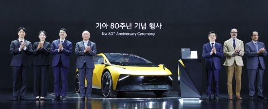 정의선 현대차그룹 회장(왼쪽 네번째), 송호성 기아 사장 등 전 계열사 CEO 및 임원들이 5일 경기 용인 기아 비전스퀘어에서 열린 기아 80주년 기념식에서 기념 촬영을 하고 있다. 연합뉴스 제공