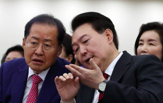 홍준표 전 대구시장(왼쪽)과 윤석열 전 대통령. 연합뉴스