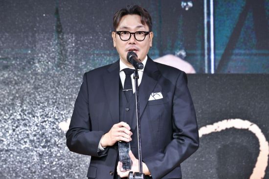 배우 조진웅이 지난해 10월1일 부산 중구 비프광장 특설무대에서 열린 '제29회 부산국제영화제(BIFF) 전야제'에서 '부산이 사랑하는 영화인상'을 수상하고 소감을 말하고 있다. 연합뉴스