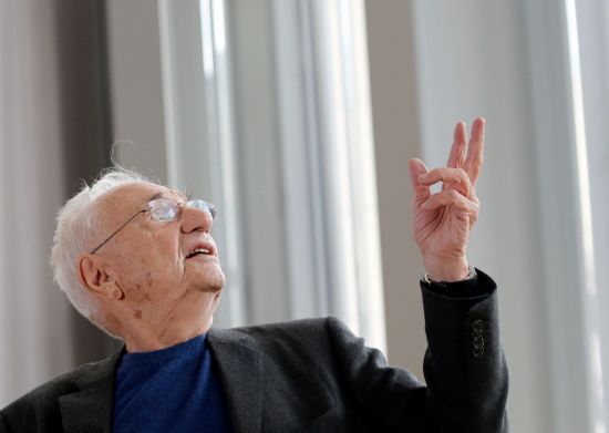 2014년 프랭크 게리가 자신의 작품인 루이뷔통 재단 문화센터에 대해 기자들과 이야기하고 있다. AP연합뉴스