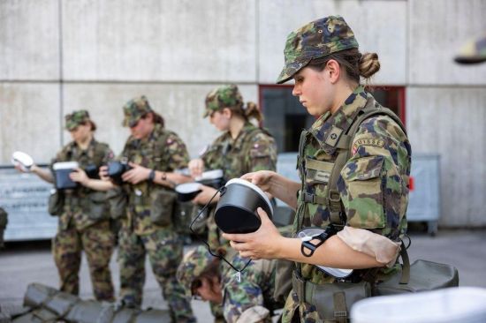 스위스 여군 모습. 연합뉴스
