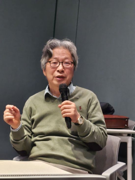 고규영 기초과학연구원(IBS) 혈관연구단 단장이 10일 오전 한국과학기자협회가 주관한 '과학미디어아카데미' 강연에서 기자들의 질문에 답변하고 있다. 김종화 기자