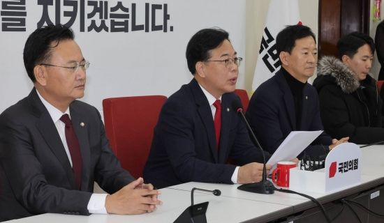 송언석 국민의힘 원내대표가 10일 서울 여의도 국회에서 열린 현안관련 기자회견에서 발언하고 있다. 2025.12.10 김현민 기자