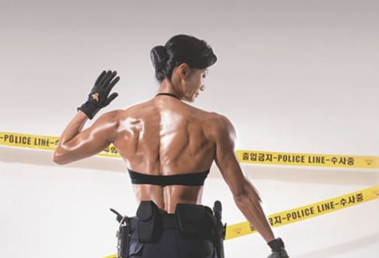 2026년 경찰 달력 제작에 참여한 경남경찰청 소속 임수경 경위(46). 경찰달력 판매 홈페이지