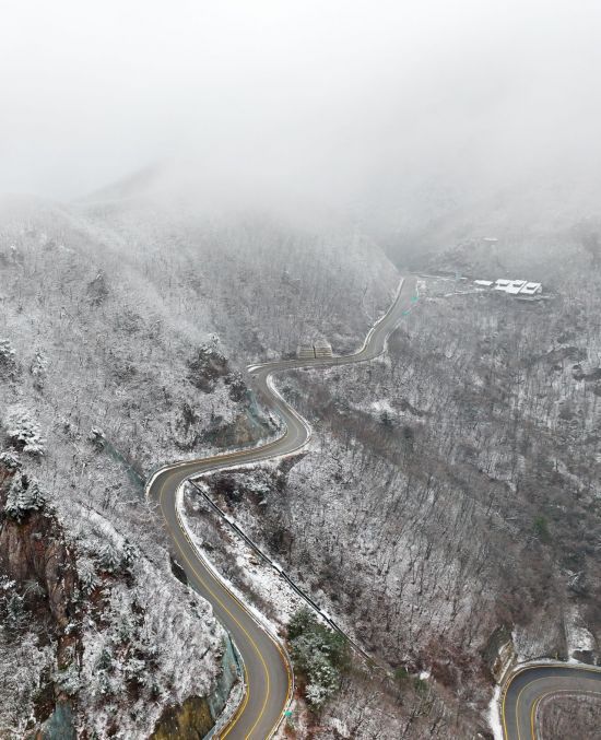 강원특별자치도는 11일 오후 10시를 기해 동해, 삼척, 고성 등 영동 지역을 중심으로 대설주의보가 발효됨에 따라 재난 피해 최소화를 위해 재난안전대책본부(재대본) 비상 1단계 근무에 돌입했다. 사진은 지난 11월 26일  많은 눈이 내린 양양군 한계령 정상에서 바라본 백두대간 일원이 설국으로 변해 있다. 연합뉴스 제공