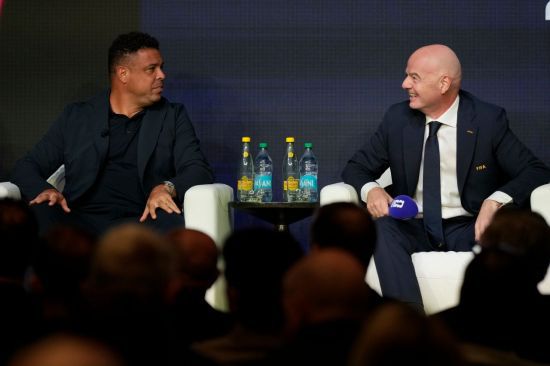 지아니 인판티노 FIFA 회장(오른쪽)이 지난 6일(현지시간) 워싱턴에서 열린 2026 축구 월드컵 경기 일정 공개에서 브라질 과거 국가대표 공격수 호나우두와 얘기를 나누고 있다. 연합뉴스, AP