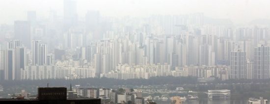 27일 서울 마포·성동구 아파트 가격이 2013년 관련 통계 공표가 시작된 이래 가장 큰 폭으로 오른것으로 발표되었다. 서울 아파트 값은 더 오를 것이라는 기대심리로 상승세가 당분간 계속 이어질것으로 전망되고 있다. 사진은 서울 남산에서 바라본 서울 시내 아파트 단지 전경. 2025.06.27 윤동주 기자