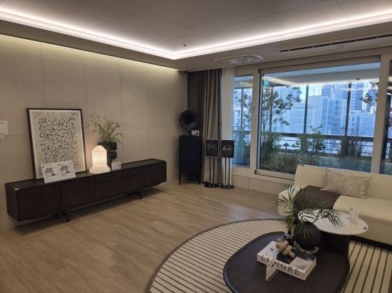 역삼센트럴자이 전용면적 122㎡ 거실 모습. 이정윤 기자