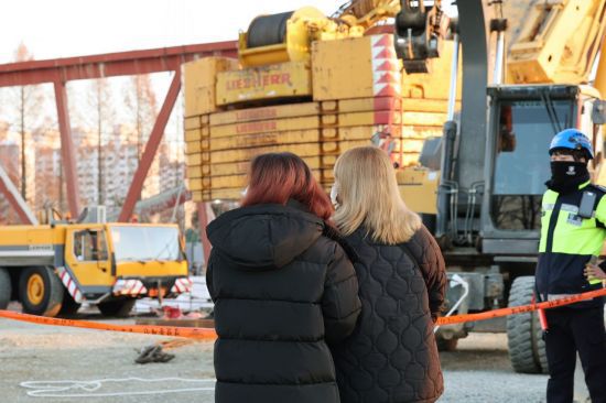 광주대표도서관 신축 공사장 붕괴 사고 이틀째인 12일 오후 광주 서구 치평동 광주대표도서관 붕괴 현장을 시민들이 바라보고 있다. 연합뉴스
