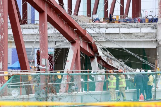 광주대표도서관 붕괴 사고 사흘째인 13일 오전 광주 서구 치평동 사고 현장에서 구조 당국 관계자들이 현장을 둘러보고 있다. 연합뉴스