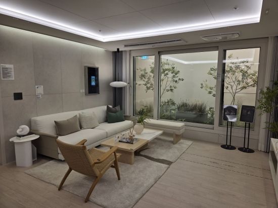 역삼센트럴자이 전용면적 84㎡ 거실 모습. 이정윤 기자