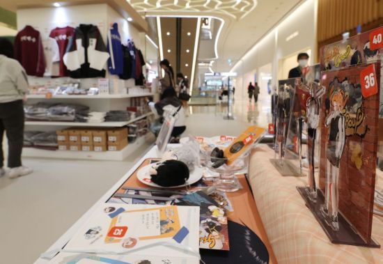 지난 10월 16일 서울 송파구 롯데월드몰에 열린 '2025 월드 웹툰 페스티벌' 팝업스토어에서 시민이 전시를 살펴보고 있다. 연합뉴스