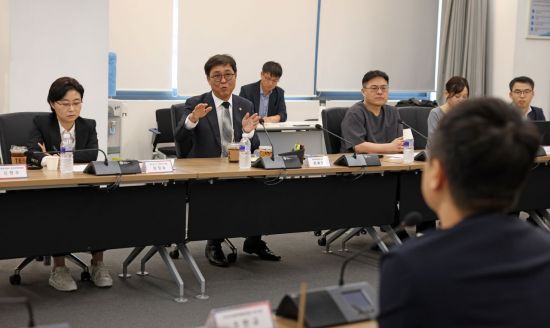 최휘영 문화체육관광부 장관이 9월 19일 서울 종로구 국립현대미술관 서울관에서 열린 만화·웹툰 분야 현장 간담회에서 발언하고 있다. 연합뉴스