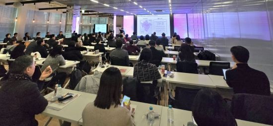 이춘란 리얼리치에셋 대표가 지난 6일 서울 강남구 섬유센터빌딩에서 열린 '2025 해외 부동산 투자 세미나'에서 10·15 대책 이후 국내 부동산 시장 전망에 대해 발표하고 있다. 이날 행사장에는 80여명의 예비 투자자가 몰렸다. 최서윤 기자