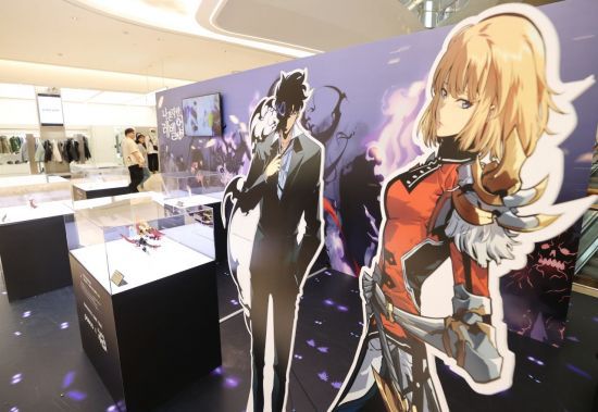 지난 10월 16일 서울 송파구 롯데월드몰에 열린 '2025 월드 웹툰 페스티벌' 팝업스토어에서 시민들이 전시를 살펴보고 있다. 연합뉴스