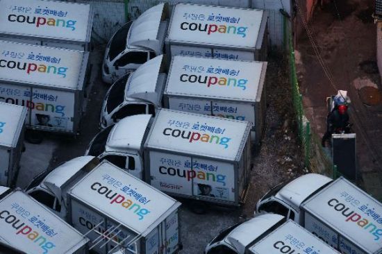 쿠팡 로켓배송 차량들이 줄지어 서 있다. 아시아경제