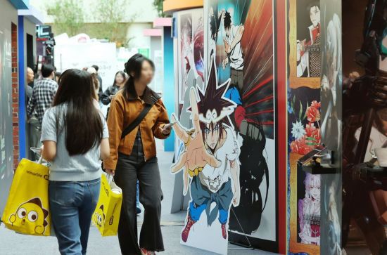 지난 10월 19일 서울 송파구 롯데월드 아이스링크에서 열린 '2025 월드 웹툰 페스티벌'을 찾은 관람객이 전시를 살펴보고 있다. 연합뉴스