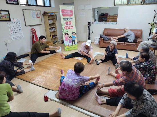 건강취약계층 노인 대상 ‘찾아가는 운동상담소’. 고양특례시 제공