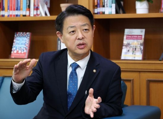 김영호 국회 교육위원회 위원장이 국회에서 아시아경제와 인터뷰를 하고 있다. 2025.12.10 김현민 기자