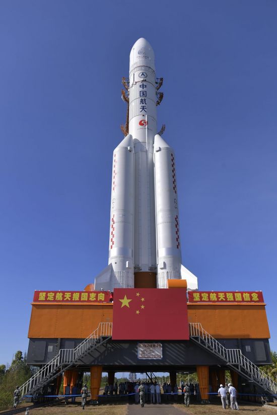 중국의 화성탐사선 톈원(天問)-1호를 운반할 창정(長征)-5 Y4 로켓이 2020년 7월 17일 하이난성의 원창 우주발사장 발사대에 설치돼 있다. 신화/연합뉴스 제공