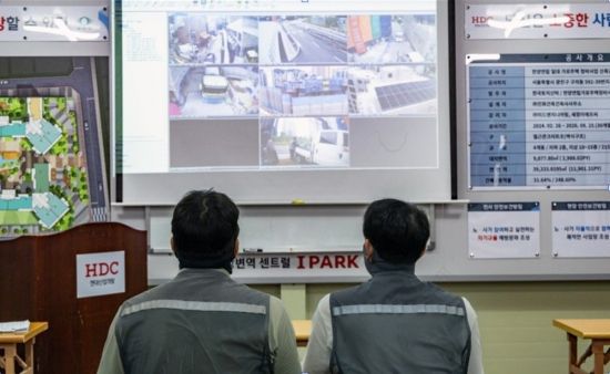 HDC현대산업개발은 천안 아이파크 시티 현장을 시작으로 군산 레이크시티 아이파크, 춘천 레이크시티 아이파크, 서울원 아이파크 등에 타워크레인 CCTV 순차적으로 도입하고 있다. HDC현대산업개발 제공.