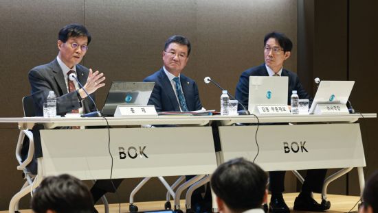 (왼쪽부터)이창용 한국은행 총재, 김웅 부총재보, 이지호 조사국장이  17일 오후 서울 중구 한은에서 열린 '물가안정목표 운영상황점검' 기자설명회에서 발언하고 있다. 한국은행