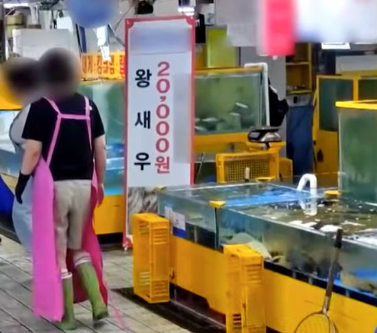 인천 소래포구 종합어시장에서 한 상인이 가격 담합 요구를 거절했다가 흉기로 위협을 당했다는 주장이 제기돼 경찰이 수사에 나섰다. JTBC '사건반장'