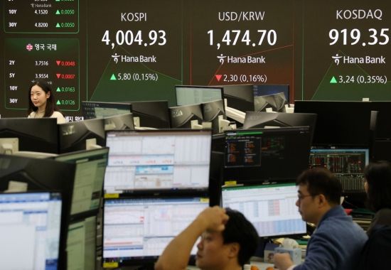 코스피 지수가 17일 전일 보다 상승하며 장을 시작했다. 서울 중구 하나은행 딜링룸 지수 현황판에 코스피·환율·코스닥 지수가 표시되고 있다. 2025.12.17 윤동주 기자