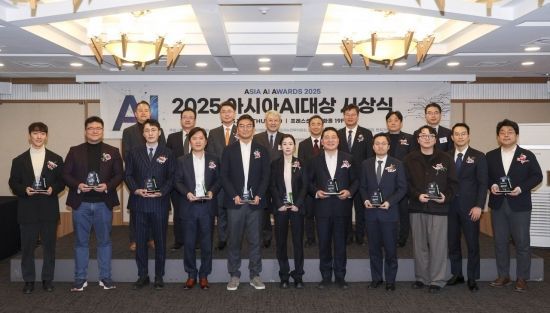 장범식 아시아경제 대표와 주요내빈 및 수상자들이 18일 서울 중구 프레스센터 매화홀에서 열린 '제3회 아시아AI대상 시상식'에 참석해 기념촬영을 하고 있다. 왼쪽부터 반시계방향으로 정현강 내이루리 대표, 원재호 앵커노드 대표, 신재혁 스카이월드와이드 대표, 고석태 제논 대표, 조준호 클라이원트 대표, 김연수 한글과컴퓨터 대표, 최은수 인텔리빅스 대표, 김지훈 SK텔레콤 부사장, 최준회·김정훈 터네이셔스 공동대표, 배건규 사각 대표, 김필수 아시아경제 편집국장, 이용진 한국지능정보사회진흥원 인공지능정책실장, 김우순 서울지방중소벤처기업청장, 임문영 국가인공지능전략위원회 부위원장, 장범식 아시아경제 대표, 류제명 과학기술정보통신부 제2차관, 이성엽 고려대학교 기술경영전문대학원 교수, 이정민 벤처기업협회 사무총장. 2025.12.18 강진형 기자