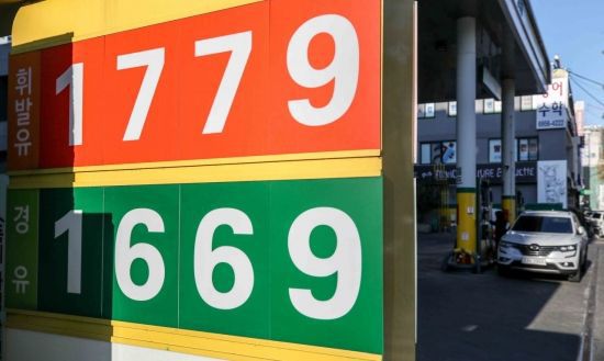 지난 2월 서울 마포구 한 주유소에서 휘발유를 리터당 1779원에 판매하고 있다.