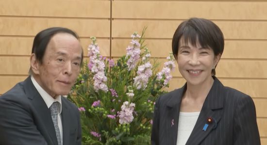 지난달 18일 다카이치 사나에 일본 총리와 우에다 가즈오 일본은행 총재가 만나 악수를 나누고 있다. 두 사람은 이날 금리 인상과 관련한 논의를 나눴다. ANN.