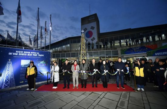 왼쪽부터 유영숙 시의원, 김종혁 시의회 의장, 김병수 김포시장, 이상문 김포시기독교총연합회 회장, 엄태욱 여의도순복음교회 부목사, 김현주 시의원, 이계현 김포문화재단 대표이사. 김포시 제공