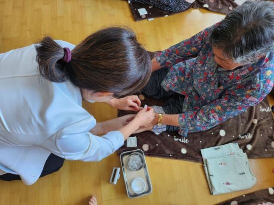 화성시가 겨울철 취약계층 건강 관리를 위해 선제적 대응에 나선다. 시 관계자가 관내 어르신을 방문해 건강상태를 살피고 있다. 화성시