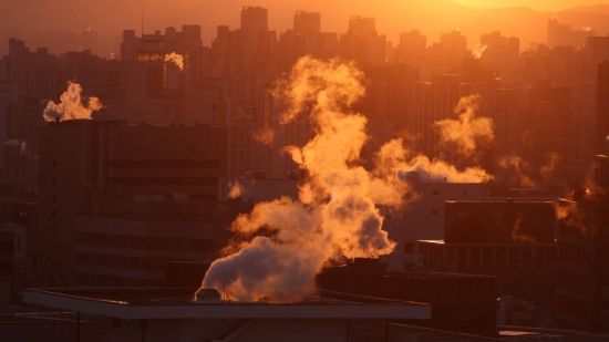 한파가 불어닥친 서울 도심의 건물들이 난방을 가동하며 수증기를 내뿜고 있다. 아시아경제DB