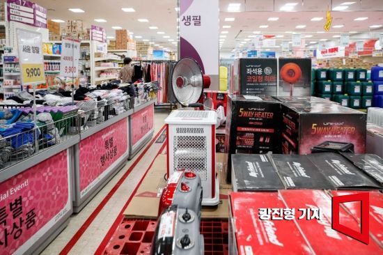 강추위에 대비하기 위해서는 히터를 비롯한 방한용품 등을 구비해야 한다. 아시아경제DB