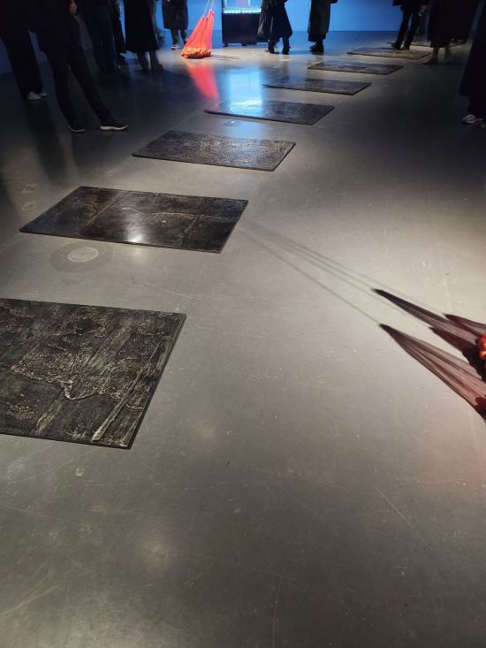 전시장 바닥에 DMZ 철조망을 녹여 만든 철판이 징검다리처럼 놓여있다. 서믿음 기자