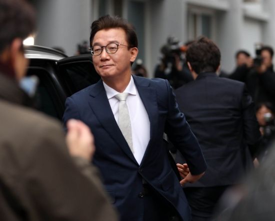 통일교로부터 금품을 수수했단 의혹을 받는 전재수 더불어민주당 의원이 지난 19일 서울 서대문구 경찰청 국가수사본부 특별전담수사팀으로 출석하고 있다. 강진형 기자