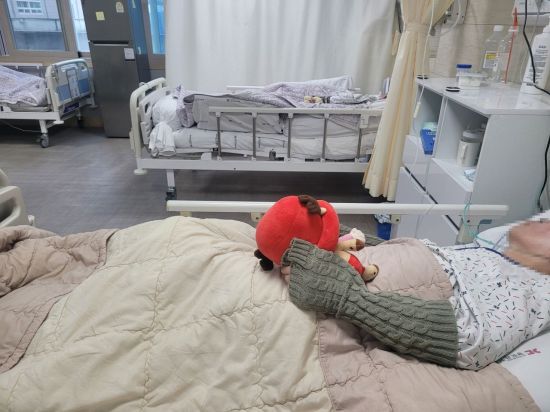 무의식중에 호흡기나 콧줄 등을 빼려는 환자는 억제대로 손을 묶어두는 대신 인형을 단 장갑을 끼워 관심을 다른 곳으로 돌린다.