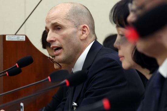 해롤드 로저스 쿠팡 신임 대표가 17일 국회 과학기술정보방송통신위원회에서 열린 쿠팡 침해사고 관련 청문회에 출석해 의원 질의에 답변하고 있다. 2025.12.17 김현민 기자