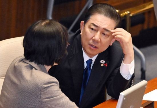 김병기 더불어민주당 원내대표가 24일 국회 본회의에 출석해 의원들과 대화하고 있다. 2025.12.24 김현민 기자