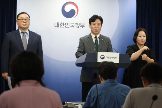 김영훈 고용노동부 장관이 지난 7월 서울 종로구 정부서울청사에서 노란봉투법(노동조합 및 노동관계조정법 2·3조 개정안) 관련 브리핑을 하는 모습.