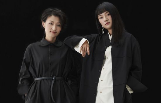 김예린 라이크한 대표(오른쪽)와 유현화 디자이너가 기념 촬영을 하고 있다. 라이크한