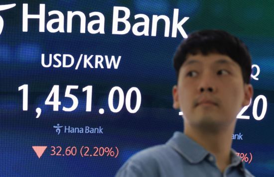 지난 24일 서울 중구 하나은행 본점에서 직원들이 증시와 환율을 모니터하고 있다. 연합뉴스