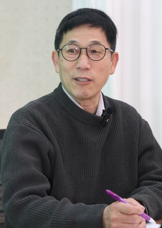 진중권 동양대 교수는 김민석 국무총리의 내년 당대표 출마는 정해진 수순이라고 분석했다. 허영한 기자