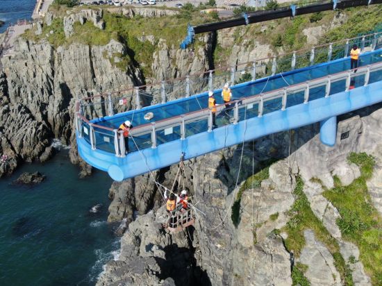 특수 장비와 안전 장비를 활용해 시설 구조 맞춰 작업하고 있다.